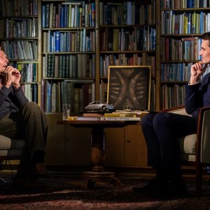 S cestovatelem Miroslavem Zikmundem v jeho knihovně. Díky Civilizaci se potkám s lidmi, kteří jsou daleko chytřejší, než já kdy budu, a dokázali věci, ke kterým se ani nepřiblížím. To je paráda