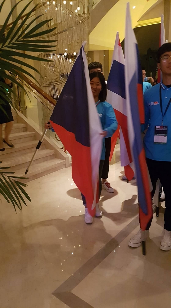 Naše vlajkonoška byla usměvavá