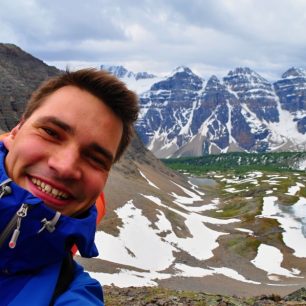 První krok ze Sentinel Passu k jezeru Moraine v Kanadských Rockies