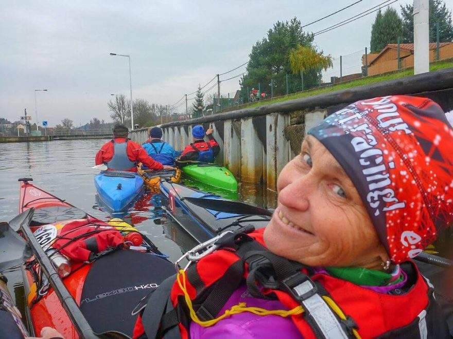 Veselá nálada v jedné z plavebních komor