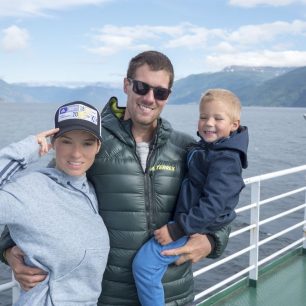 Na trajektu v Norsku, celá rodina pohromadě.