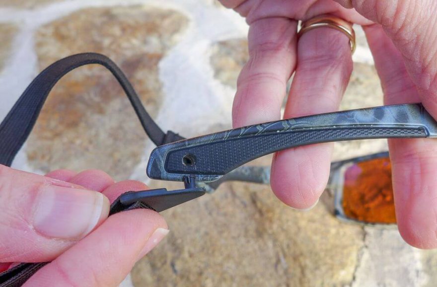 Ukázka připnutí ploché pruženky pomocí plastové spony. Přes očko lze samozřejmě protáhnout i obyčejný provázek.