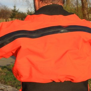 Vstupní zip obleku je na zádech