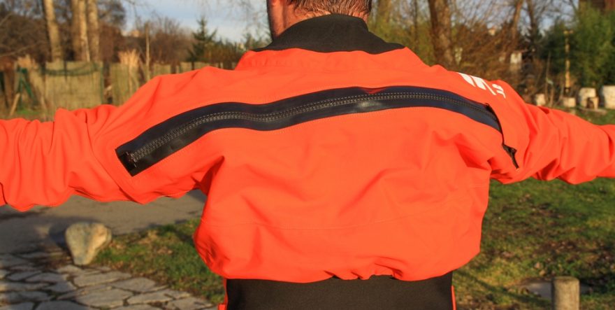 Vstupní zip obleku je na zádech