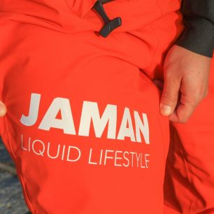Na pravém stehně je nápis: "JAMAN Liquid Lifestyle"
