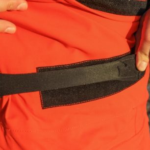 Dotažení pasu pomocí neoprenových pásků a suchého zipu