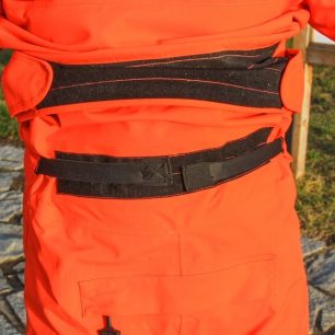 Dotažení pasu pomocí neoprenových pásků a suchého zipu