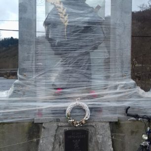 Svatá Jan na mostě v Čepici se letos chránil před zimou igelitovým kabátem