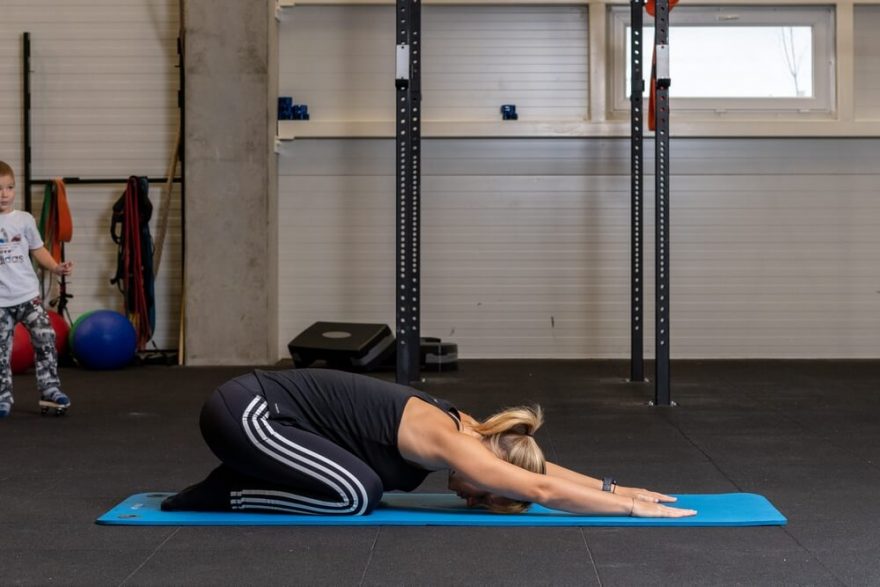 V poloze dítěte setrvejte klidně několik minut. Je vhodné ji zařadit vždy po stojce.