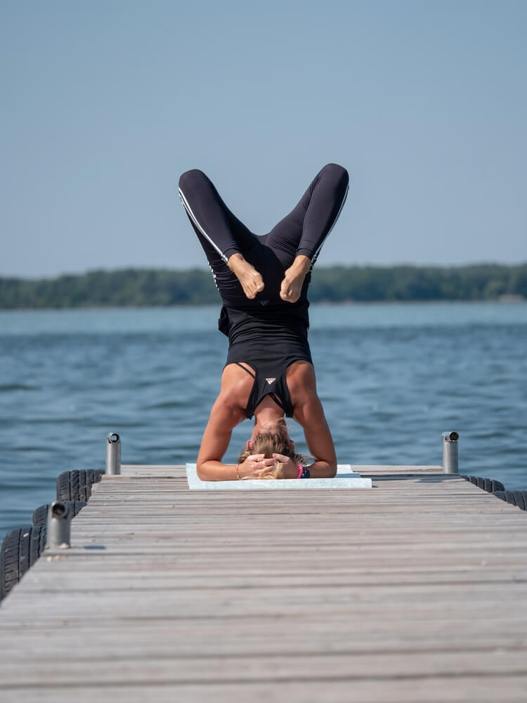 Nepříjemné pocity v hlavě při stojce po pár pokusech přejdou a vy vydržíte s nohami nahoře i několik minut