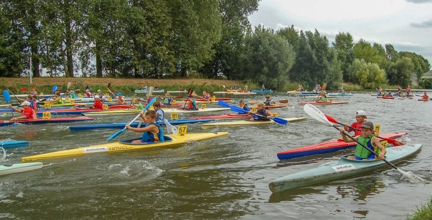 Kajaky odjíždějí, vzadu se chystají kánoe / F: Filip Kolman