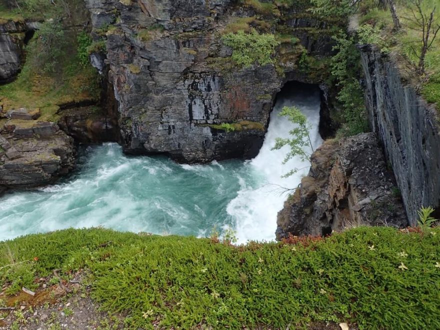 Řeka mizející do tunelu v NP Abisko