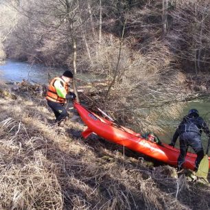 Další strom přes celé koryto / F: archiv Hrab Boats