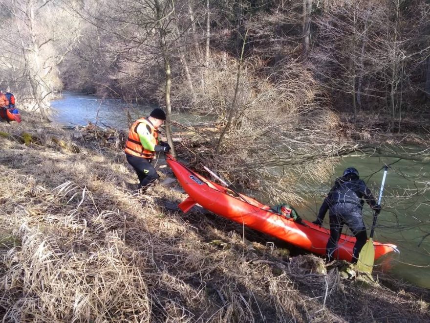 Další strom přes celé koryto / F: archiv Hrab Boats