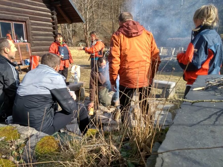 Siesta u kamarádů na srubu a ochutnávka bábovek / F: archiv Hrab Boats