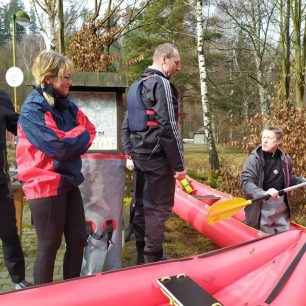 Takže... Takto se drží pádlo / F: archiv Hrab Boats