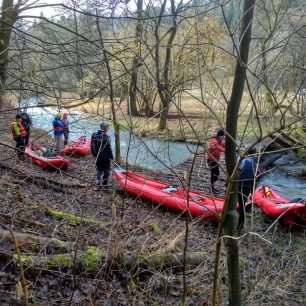 Jedna z přenášek padlých stromů / F: archiv Hrab Boats