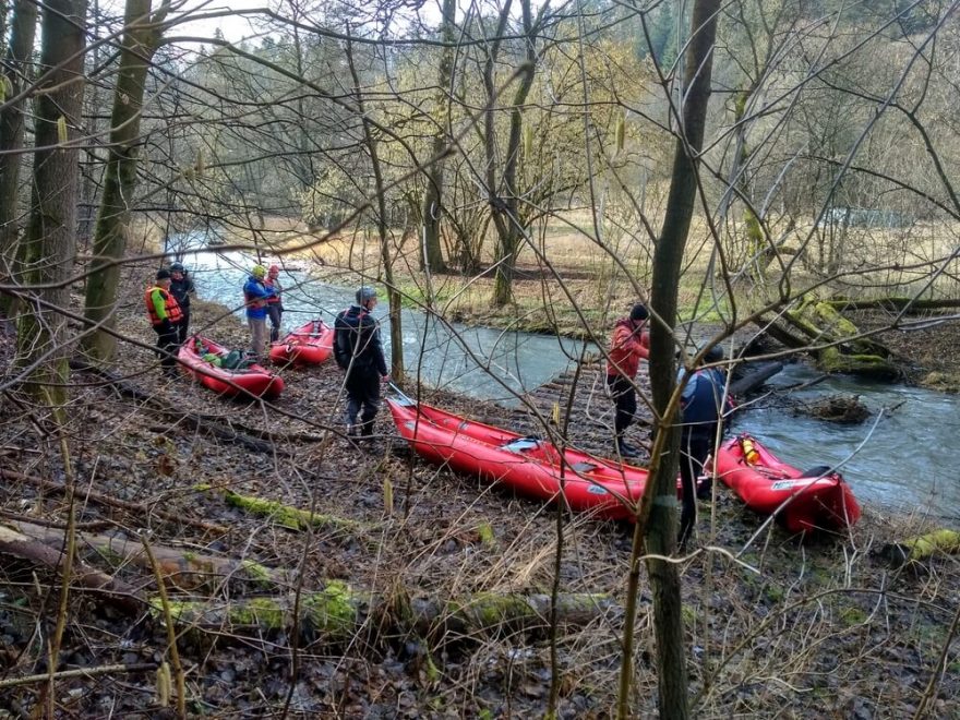 Jedna z přenášek padlých stromů / F: archiv Hrab Boats