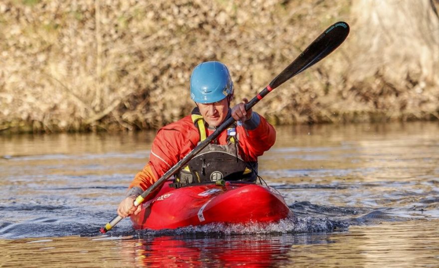 Častá chyba, kdy kajakář sklání hlavu a sleduje špičku lodě / F: Jirka Klán
