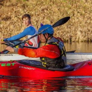 Periferně sleduj, zda pádlo zasazuješ dostatečně daleko / F: Jirka Klán