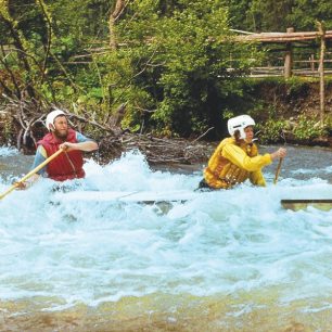 Rumunsko 1982. Jarda Petrásek na lodi Šembera III postavené z kopyta vlastní konstrukce.
