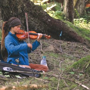Skládání hudby v pralese za Oona River