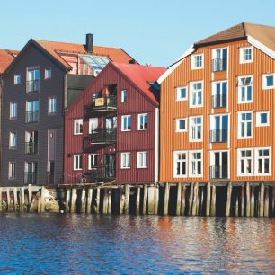 Pro Trondheim jsou typické barevné domy stojící na kůlech