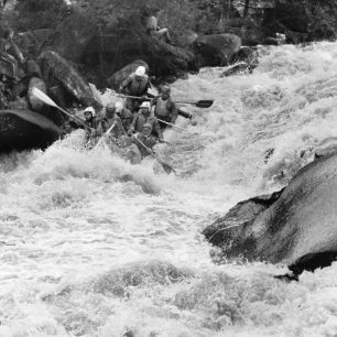 jablonečtí vodáci na Matyldě ve Škvíře na Vltavě, 80. léta, foto Jiří Hnídek