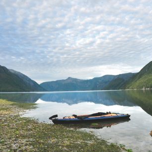 Klidný večer u Gribbell Island - země posvátného medvěda