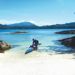 Bělostná pláž z úlomků mušlí v krytých vodách před Bella Bella