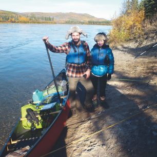 Jediní plavci na Yukonu, sympatický skotský pár