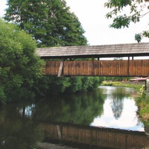 Dřevěná lávka ve Švařci z roku 1873