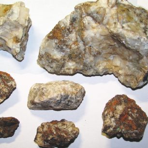 Borovec - směs rud a mineralů - kalcit, železná ruda, troška malachitu, místy drobná zrna galenitu