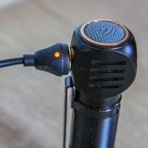 Signalizace stavu nabití na koncovce kabelu je praktická