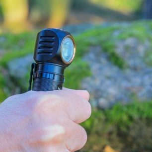 Čelovku lze vzít do ruky jako obyčejnou baterku, vyndání z držáku je otázkou vteřiny