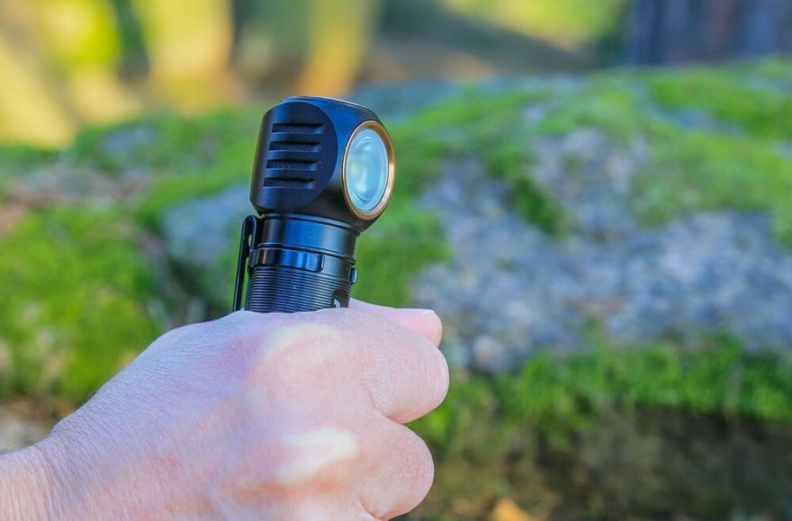 Čelovku lze vzít do ruky jako obyčejnou baterku, vyndání z držáku je otázkou vteřiny