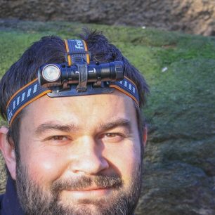 Tady je vidět, že čelovka není na hlavě nijak velká