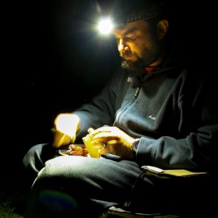 Pozdní večeře za svitu čelovky