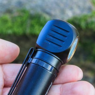 Čtveřice chladících drážek, na protilehlé straně jsou další