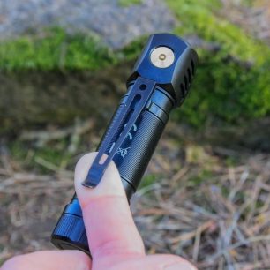 Kovová přezka slouží k upnutí čelovky třeba na oblečení, zároveň je tu dobře vidět nabíjecí magnetický konektor