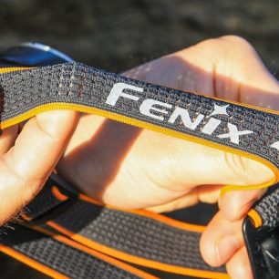 Pružné popruhy jsou perforované a opatřené mnoha reflexními prvky