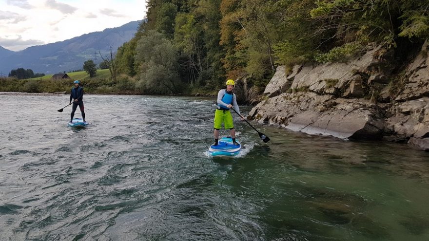 Řeka teče krásnou krajinou Vysokých Taur s lehkým industriálním nádechem