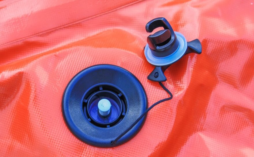 Nafukování probíhá přes klasické push-push ventily