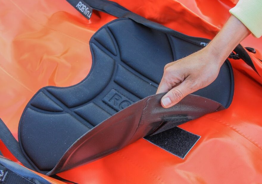 Sedačka se do packraftu upevňuje suchým zipem