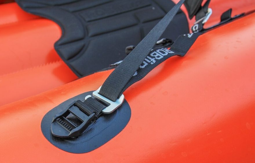 Zádovou opěrku uchytíme pomocí kovového háčku nebo žebříčkové spony