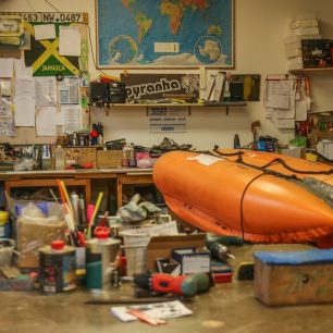 Plně vybavený servis lodí i lyží