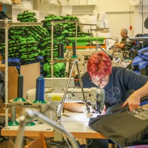 Šicí dílna plná plovacích vest