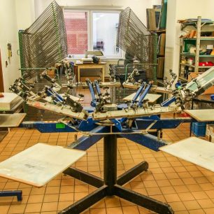 To není kolotoč, ale stroj na sítotisk