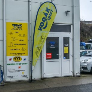 Hned vedle vstupu do prodejny je i parkovací plocha pro zákazníky