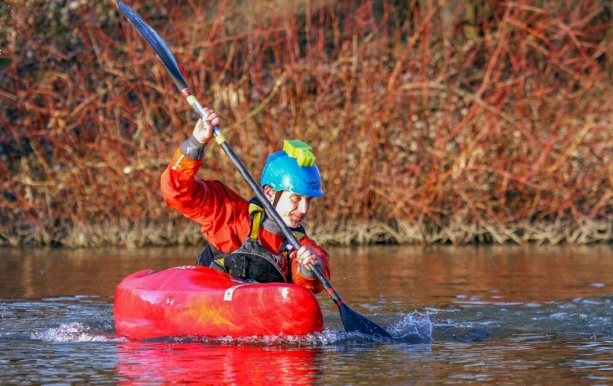 V dlouhém oblouku používej jenom dopředný záběr a mírnou rotaci hlavy a těla. Nic víc není potřeba. / F: Jirka Klán